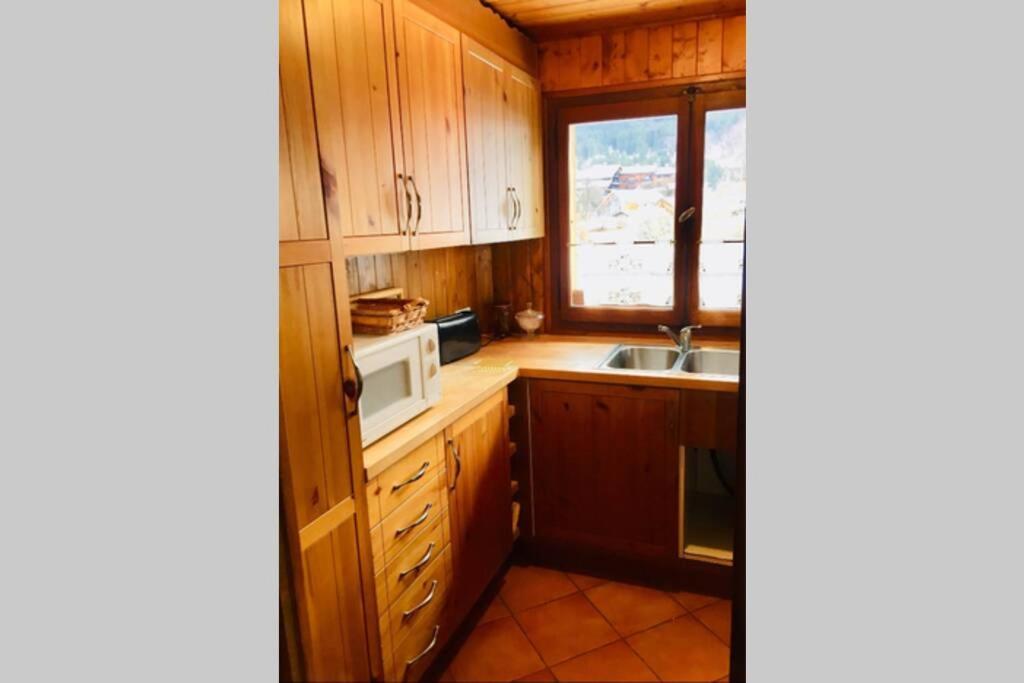 Charmant Appartement Dans Chalet Les Carroz-d'Araches Exterior foto